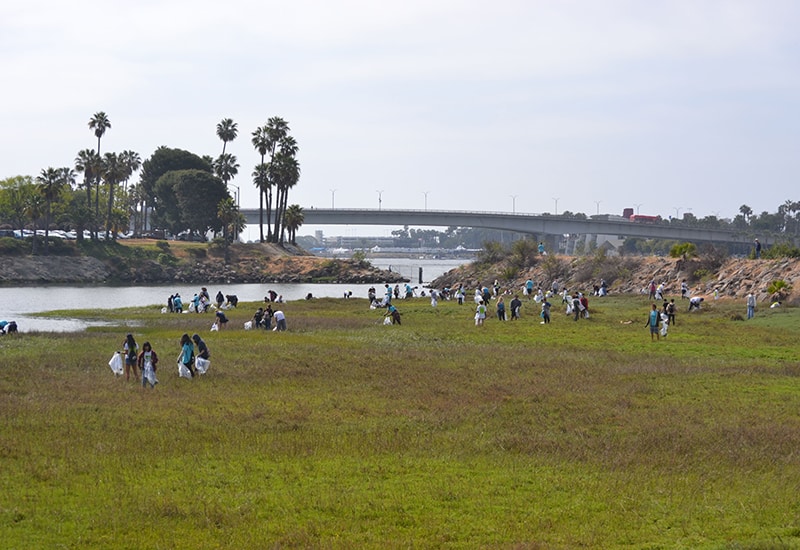 FOLAR gets many volunteers to clean up the LA River