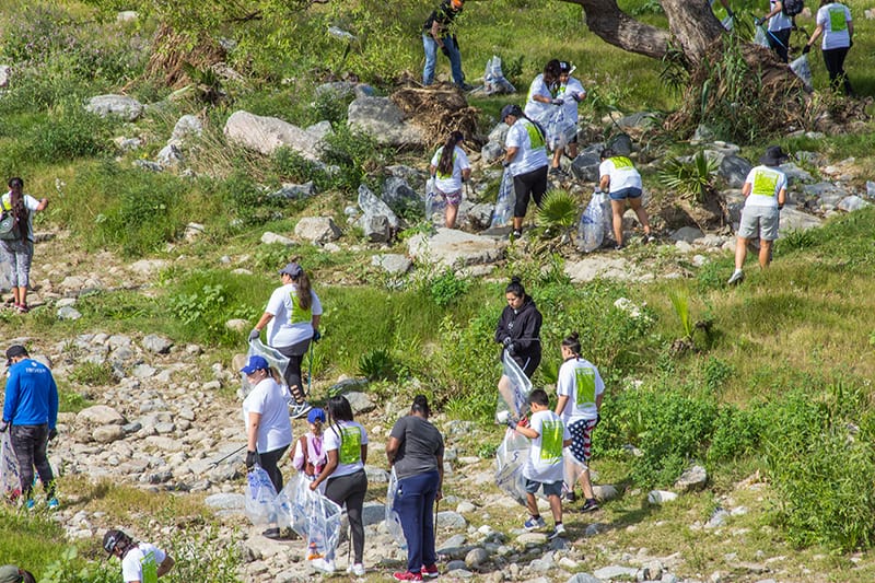 FOLAR volunteers clean up the LA River
